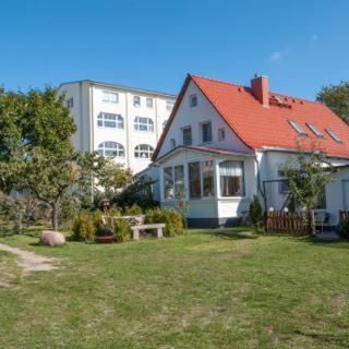 Grosser Gartenbungalow Nr 3 Mit Terrasse - Strandvogtei Sellin エクステリア 写真